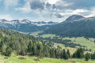 Yaz aylarında Andorra'da karla kaplı dağlarla manzara manzarası.