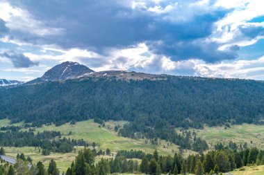 Andorra bulutlu bir günde dağlar ile Yaz manzara görünümü.