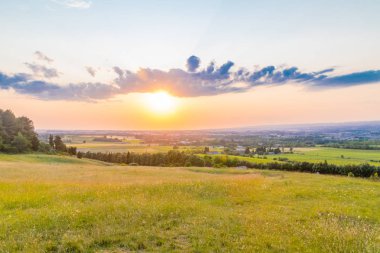 Güzel yaz günbatımı tarlaların üzerinde.