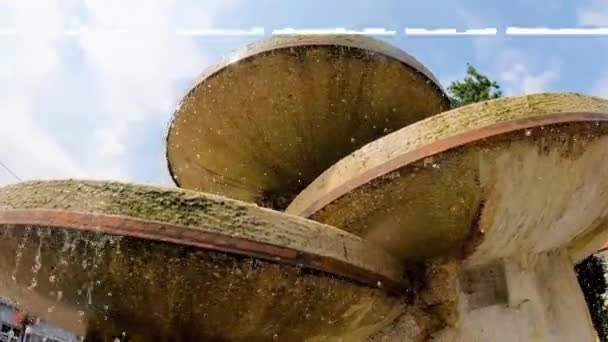 Gocce Acqua Spruzzando Gocciolando Sulla Superficie Della Fontana — Video Stock