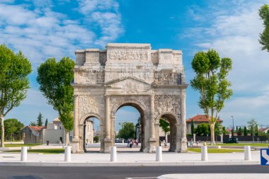 Turuncu Muzaffer Arch (Fransızca: Arc de triomphe d'Orange).