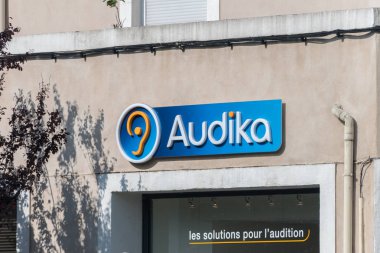 Logo ve Audika işitme cihazı dağıtım şirketi işareti.