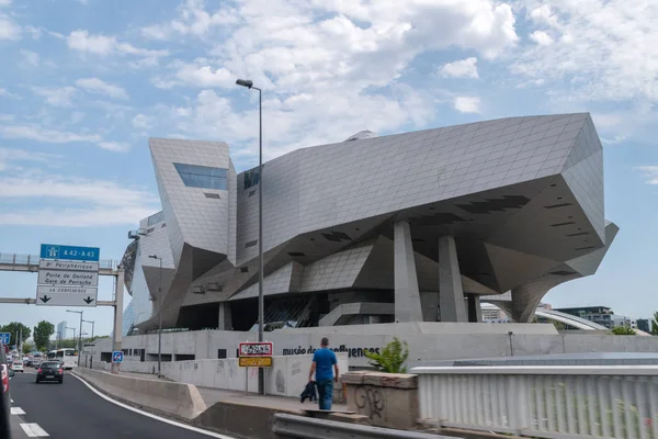 Musee des Confluences bir bilim merkezi ve antropoloji müzesidir..