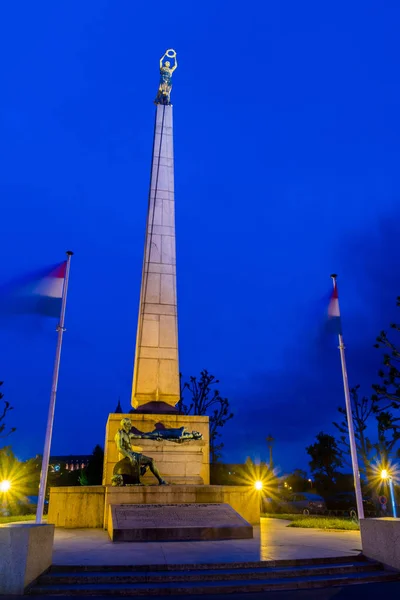 Monumento conmemorativo del recuerdo conocido como Gelle Fra (Dama de Oro) por la noche . — Foto de Stock