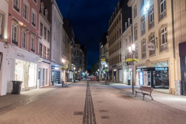 Ulice Grand-Rue Street s obchody v noci. — Stock fotografie