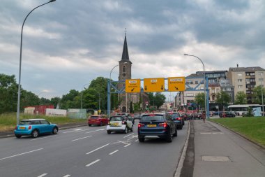 Bulutlu Lüksemburg şehrinde araba ile sokak görünümü.