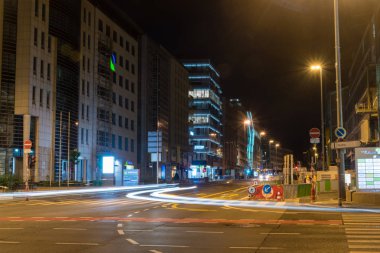 Gece Lüksemburg şehir merkezinde araba ışık parkurları ile Sokak görünümü.