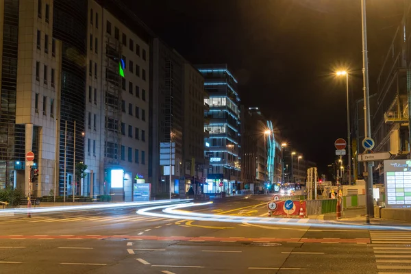 Straßenansicht mit Lichtschildern im Stadtzentrum von Luxemburg bei Nacht. — Stockfoto