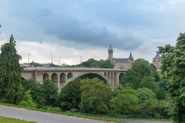 Puente Adolphe en día nublado en la ciudad de Luxemburgo . —  Fotos de Stock