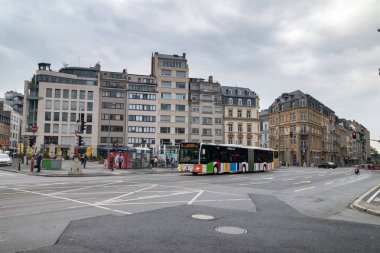 Bulutlu bir günde Lüksemburg şehrinde şehir otobüsü ile sokak manzarası.