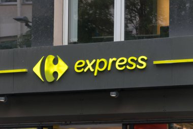 Carrefour Ekspresi'nin dükkanı. Carrefour Express, Fransız perakendeci Carrefour'un sahibi olduğu ve işlettiği bir market zinciridir..