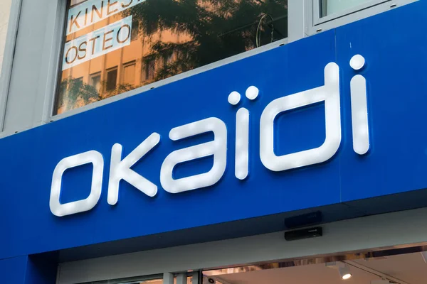 Dettaglio dal negozio Okaidi con logo e firma. Okaidi è una catena di negozi di abbigliamento per bambini . — Foto Stock