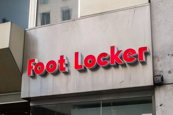 Firma dell'armadietto a pedale sul negozio. Foot Locker è un rivenditore americano di abbigliamento sportivo e calzature . — Foto Stock