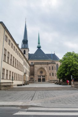 Bulutlu bir günde Lüksemburg'da Our Lady Katedrali.