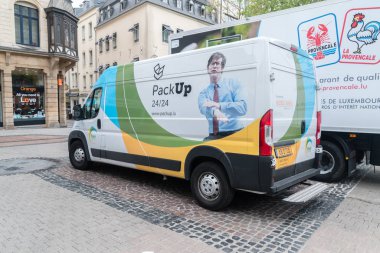 Park edilmiş Lüksemburg postane kamyonu.