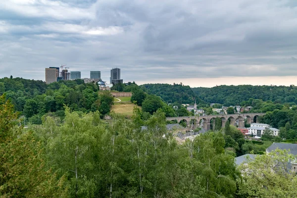 Panoramablick mit Eisenbahnviadukt und Wolkenkratzern in Luxemburg-Stadt. — Stockfoto