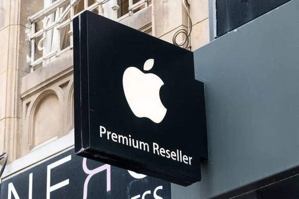 Logo of Apple Inc. on a Apple Premium Reseller store. Apple is the multinational technology company headquartered in Cupertino, California. — Stock Photo, Image