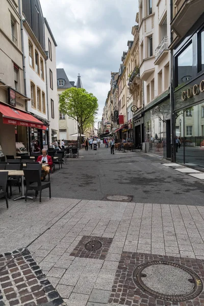 Bulutlu bir günde Rue Philippe Ii sokak görünümü.