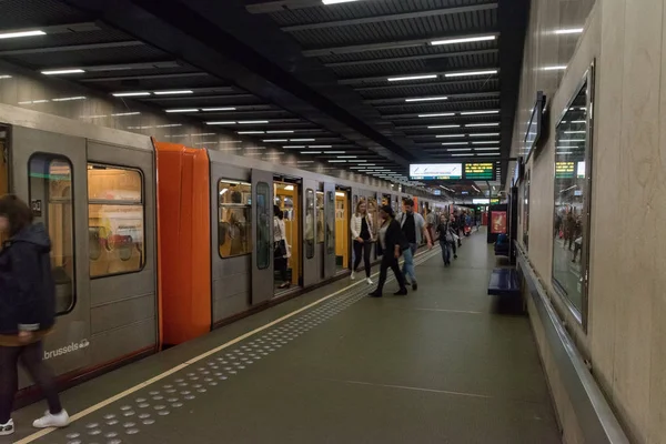 Brüksel metro treni istasyonunda.
