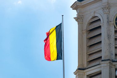 Belçika Krallığının ulusal bayrağı.