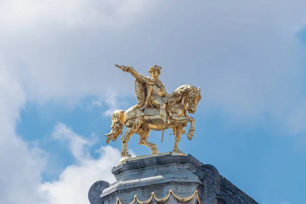 Equestriai szobor a La Rose épület tetején, Belgiumban. — Stock Fotó