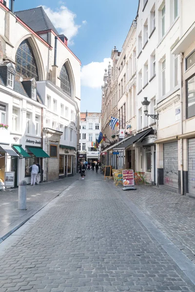 Malá úzká ulice s obchody a restauracemi. — Stock fotografie