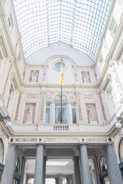 Vista interior do teto de vidro e esculturas dentro das Galerias Royales Saint-Hubert . — Fotografia de Stock
