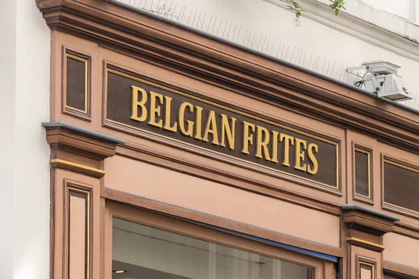 Belgiska frites skylt på restaurangen. — Stockfoto