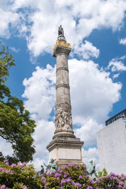 Brüksel, Belçika'daki Kongre sütununun görünümü. Kongre Sütunu Place du Congresplein üzerinde yer alan anıtsal bir sütundur.
