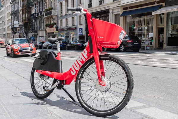 Red Jump Bicicletta elettrica in affitto. Bici JUMP gestita da Uber sul marciapiede . — Foto Stock