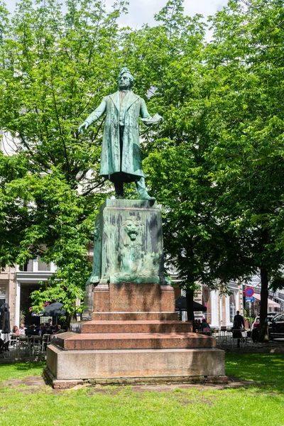 Charles Rogier emlékmű a Place de La Liberte. Charles Latour Rogier belga liberális államférfi volt, és a belga forradalom egyik vezetője. — Stock Fotó