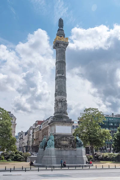 Vue arrière de la colonne du Congrès à Bruxelles, Belgique. La colonne du Congrès est une colonne monumentale située sur la Place du Congresplein . — Photo