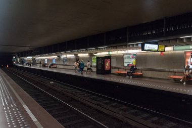Brüksel metro istasyonunda metro treni bekleyenler.