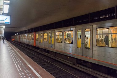 Brüksel metro istasyonunda tren.