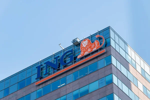 ING Bank teken en logo. ING Group is een Nederlandse multinational Banking and Financial Services Corporation met hoofdzetel in Amsterdam. — Stockfoto