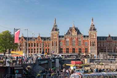 Birçok kişi ile Amsterdam merkez tren istasyonu.