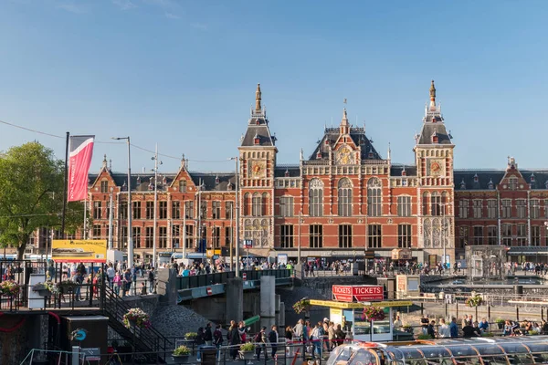 Birçok kişi ile Amsterdam merkez tren istasyonu.