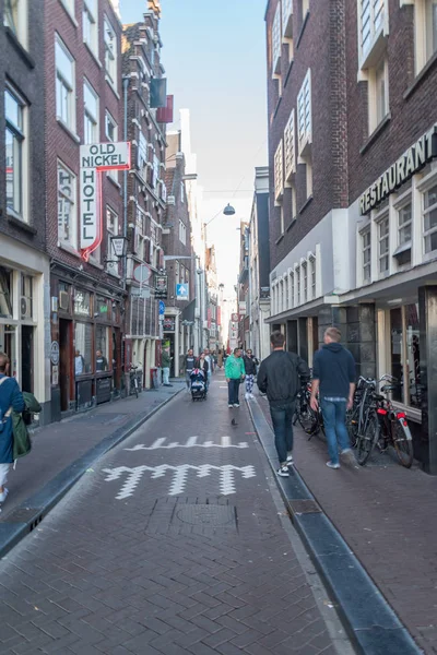 Vy över gågatan Nieuwebrugsteeg i Amsterdam. — Stockfoto