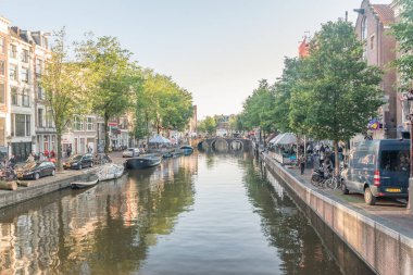 Güneşli bir günde Amsterdam şehir merkezinde Kanal.