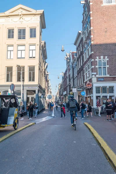 Vista de la calle Oude Hoogstraat en el casco antiguo de Ámsterdam . — Foto de Stock