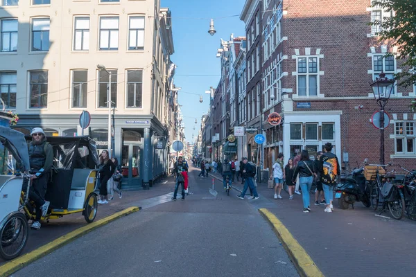 Pohled na ulici Oude Hoogstraat ve starém městě. — Stock fotografie