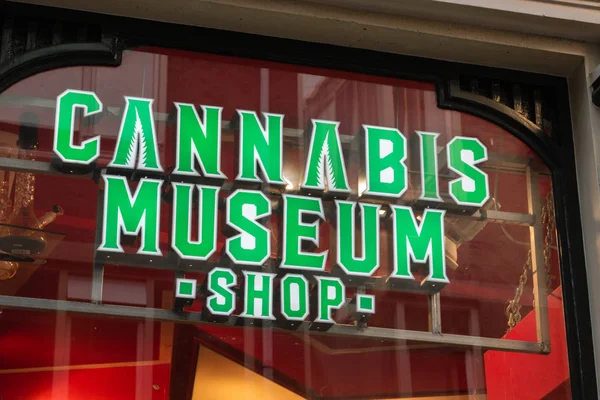 Esrar Müzesi dükkan işareti.