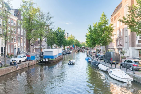 Pohled na loď v jednom z nejslavnějších kanálů Amsterdamu. — Stock fotografie