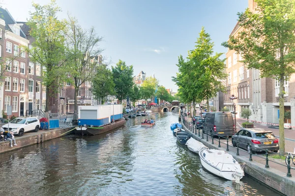 Canal avec bateaux en journée d'été . — Photo