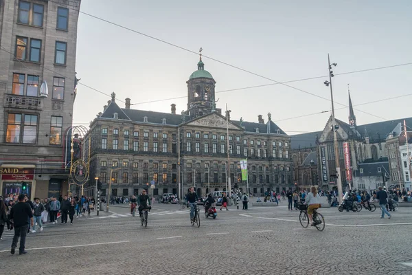 Královský palác v Amsterdamu (holandsky: Koninklijk Paleis van Amsterdam nebo Paleis op de Dam). — Stock fotografie