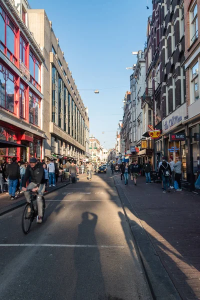 La calle Damstraat en Amsterdam . — Foto de Stock