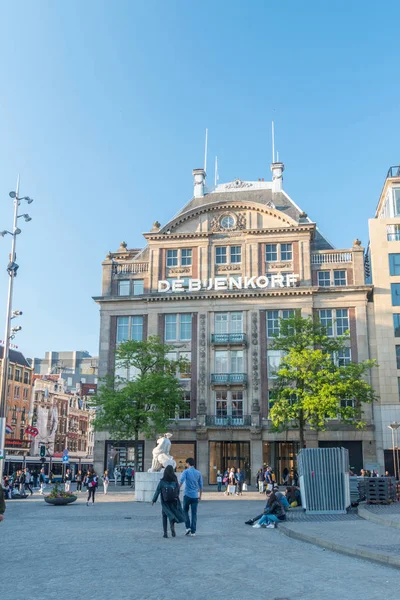 De Bijenkorf flagship store on Dam Square in Amsterdam. — Stock Photo, Image