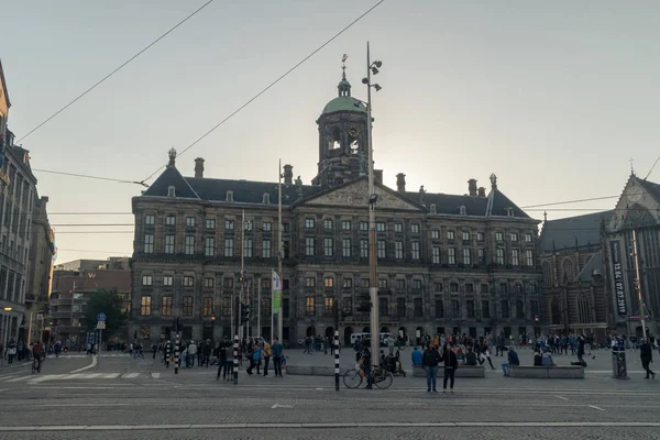 Královský palác na náměstí Dam. Náměstí Dam je slavné místo v Amsterdamu.. — Stock fotografie