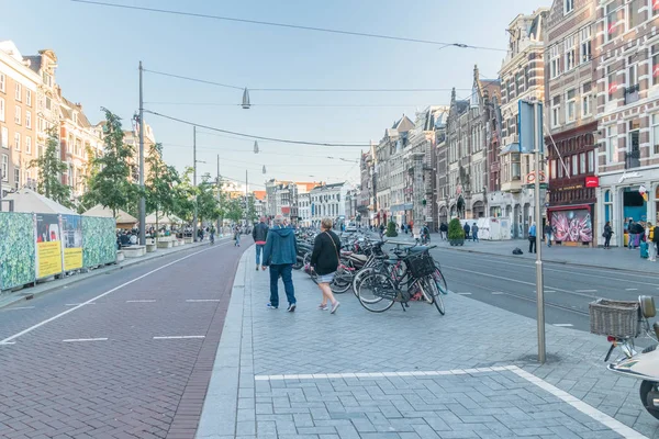 Uitzicht op Rokin Street in het centrum van Amsterdam. — Stockfoto