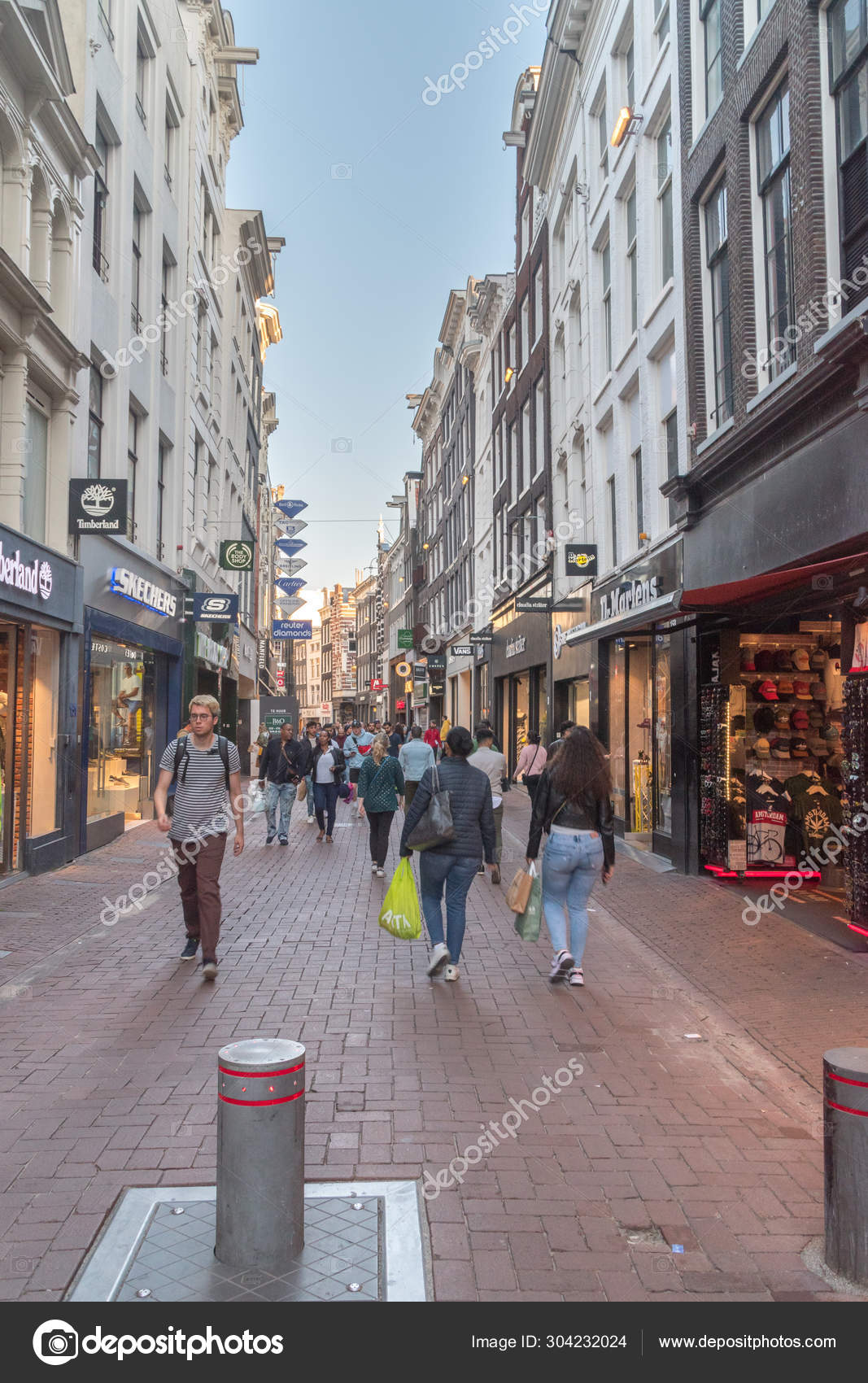 Pople aan de Kalverstraat. is drukke winkelstraat van Amsterdam. – Redactionele stockfoto © #304232024